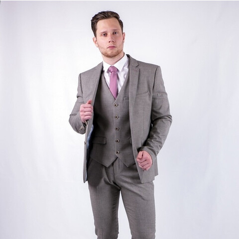 Прокат мужского костюма серо-коричневого цвета