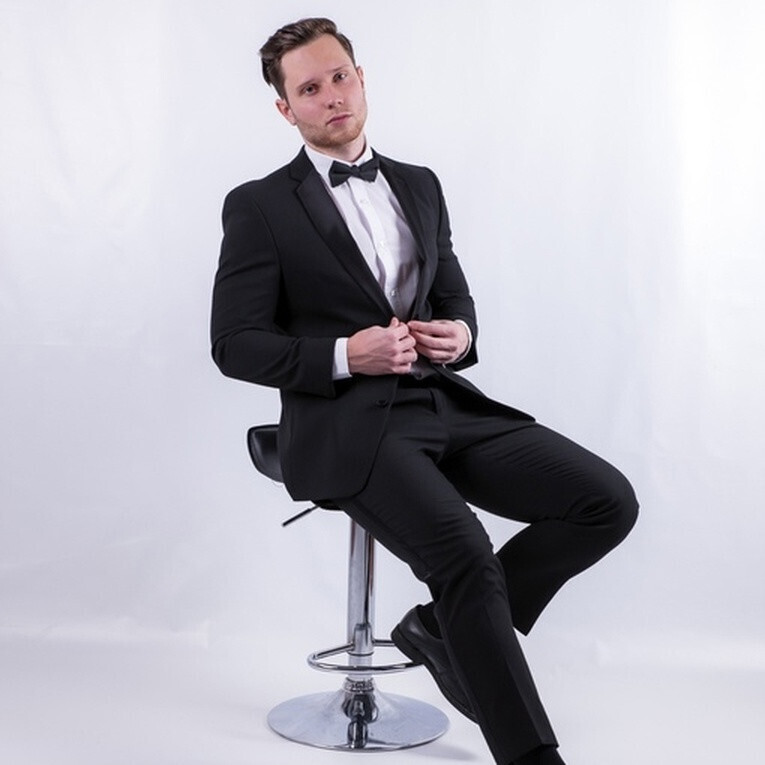 Аренда смокинга черного цвета с классическими брюками