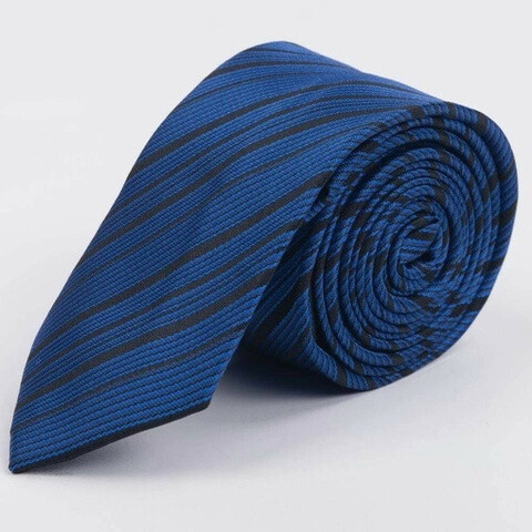 Аренда синего галстука в черную неупорядоченную полоску для мужских костюмов