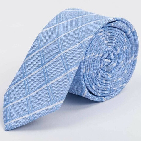 Арендовать голубой галстук к крупную клетку в белую полоску для мужского костюма