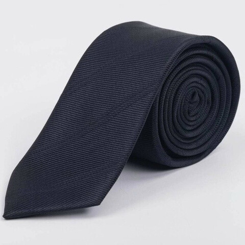 Арендовать черный галстук в фактурную полоску для мужских костюмов