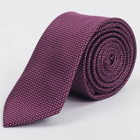 Арендовать галстук бордового цвета с мелким белым узором для мужских костюмов