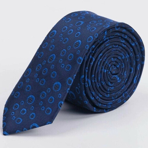 Аренда узкого галстука насыщенного синего цвета с кольцевым узором для мужских костюмов