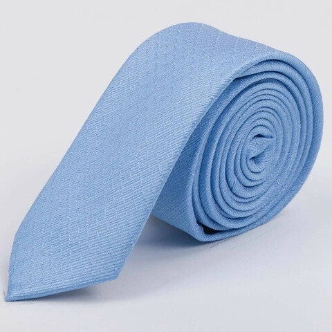 Прокат узкого галстука голубого цвета с узором для мужского костюма