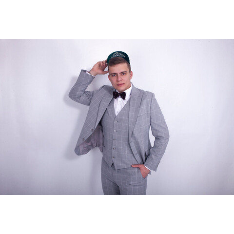 Мужской клетчатый костюм серого цвета в аренду